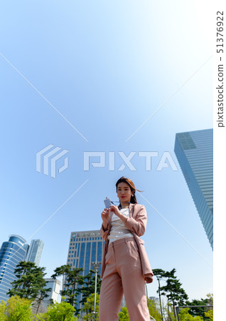 一個充滿自信，生活方式，在公園休息的韓國女人的表達 51376922