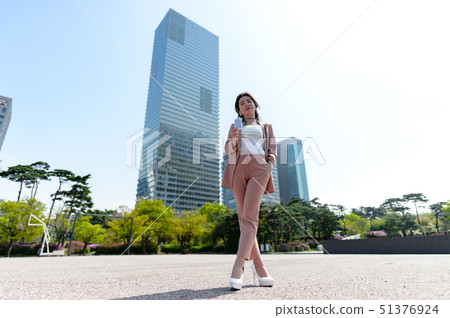 一個充滿自信，生活方式，在公園休息的韓國女人的表達 51376924