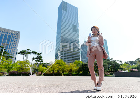 一個充滿自信，生活方式，在公園休息的韓國女人的表達 51376926