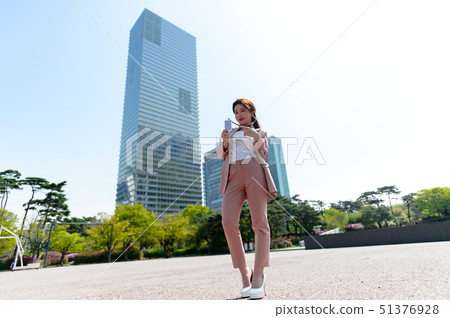 The expression of a Korean woman who is full of confidence, lifestyle, rest in a park The expression of a Korean woman who is full of confidence, lifestyle, rest in a park 51376928