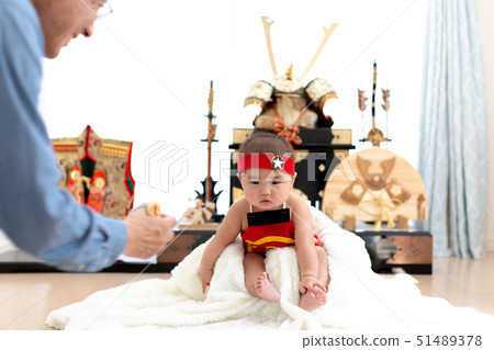 一個男孩慶祝賽季結束 51489378