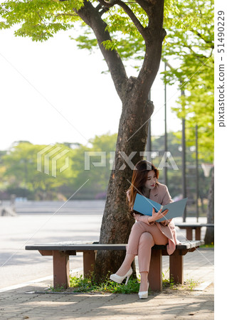 韓國女性的表達，生活方式，在公園放鬆 51490229