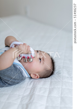 5個月大的寶寶 51498237