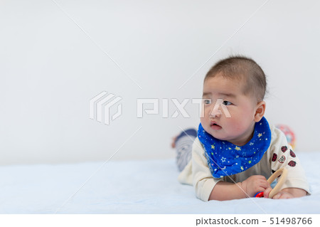 一個俯臥的嬰兒 51498766