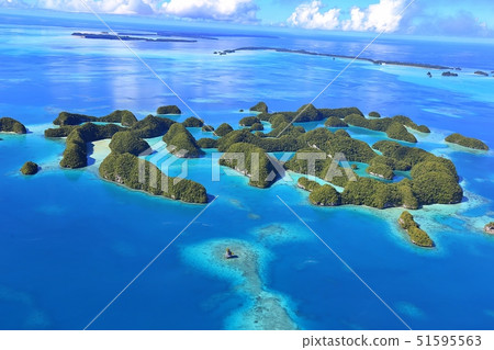 七十島和岩島（帕勞共和國）的鳥瞰圖 51595563