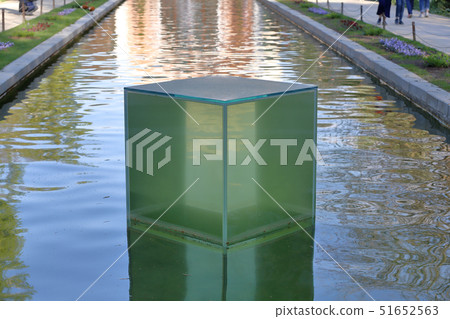 Glass cube with water 51652563