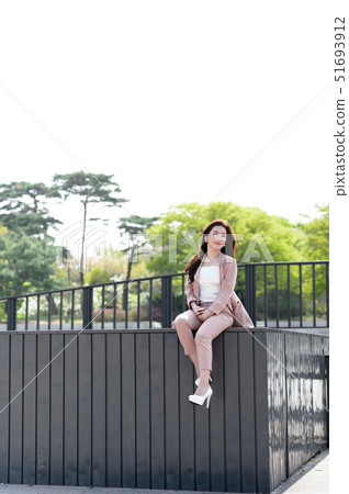 The expression of a Korean woman who is full of confidence, lifestyle, rest in a park The expression of a Korean woman who is full of confidence, lifestyle, rest in a park 51693912