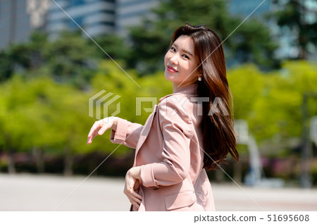The expression of a Korean woman who is full of confidence, lifestyle, rest in a park The expression of a Korean woman who is full of confidence, lifestyle, rest in a park 51695608