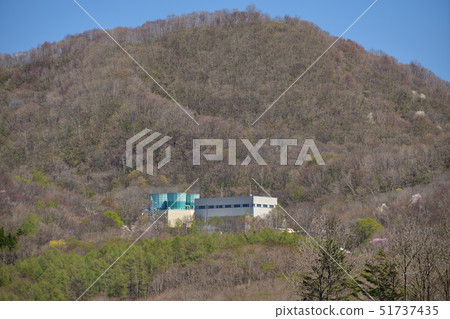 在春天拍攝北海道森町Nadagawa地熱發電站的風景 在春天拍攝北海道森町Nadagawa地熱發電站的風景 51737435