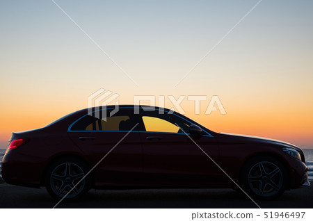 汽車剪影和海岸在黎明 51946497