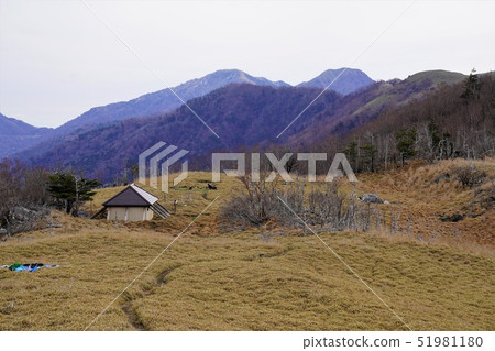 Gray hair shelter and Kenyama and Jiro clan 51981180