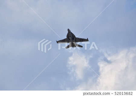 美國海軍的F / A-18戰鬥機攻擊飛機在天空中飛行 美國海軍的F / A-18戰鬥機攻擊飛機在天空中飛行 52013682