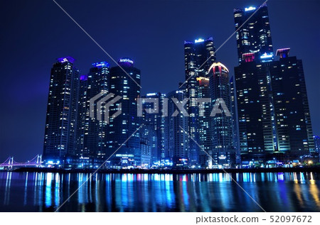 格蘭的橋樑和燈火通明的海洋城市建築[韓國釜山] 52097672