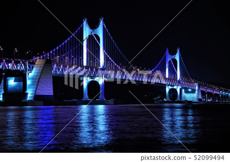 點亮廣安大橋[韓國釜山]的夜景 52099494