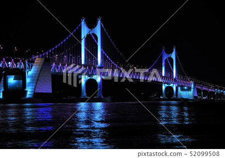 點亮廣安大橋[韓國釜山]的夜景 52099508