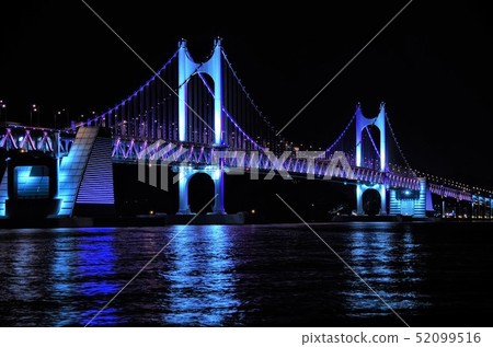 點亮廣安大橋[韓國釜山]的夜景 52099516