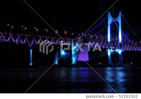 A night view of the lighted Guang'an Bridge (using a cross filter) [Korea, Busan] 52101502