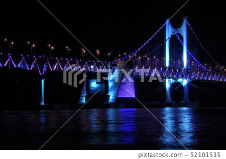 點亮廣安橋的夜景（使用十字過濾器）[韓國，釜山] 52101535