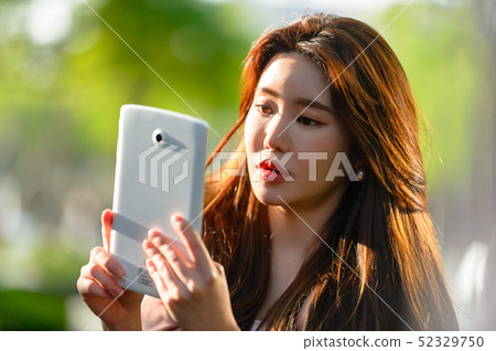 韓國女性的表達,生活方式,在公園放鬆 韓國女性的表達,生活方式,在公園放鬆 52329750