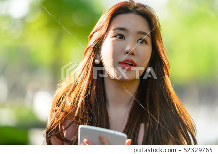 韓國女性的表達,生活方式,在公園放鬆 韓國女性的表達,生活方式,在公園放鬆 52329765