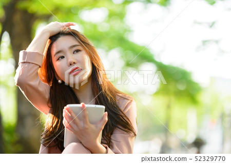 韓國女性的表達,生活方式,在公園放鬆 韓國女性的表達,生活方式,在公園放鬆 52329770