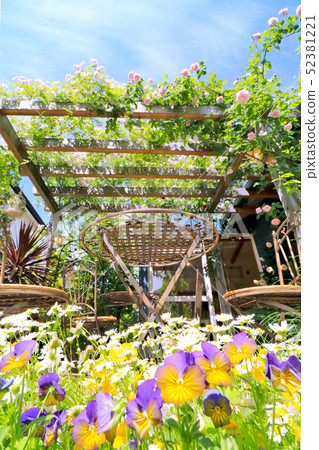 咖啡館用鮮花包裹 52381221