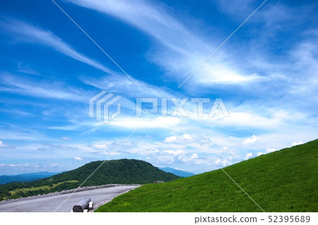 天空遍布山頂 52395689