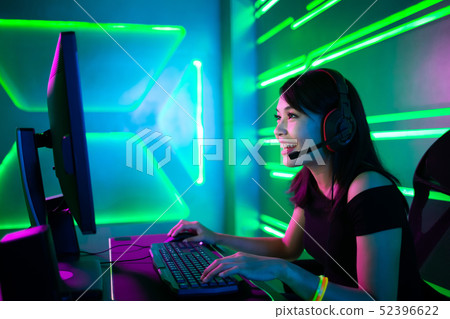 cybersport gamer have live stream 52396622