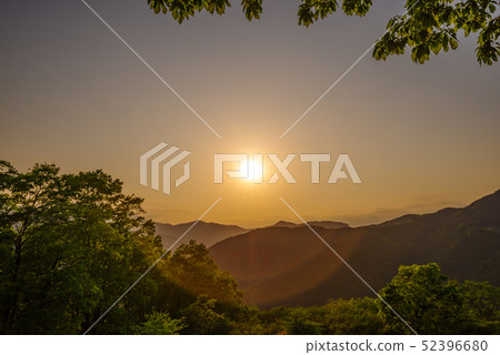 Beautiful sunset sunk in the mountains [shooting from Sakurayama Park, Fujioka City, Gunma Prefecture] 52396680