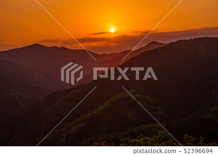 美麗的夕陽在山中沉沒[從群馬縣藤岡市櫻山公園拍攝] 52396694