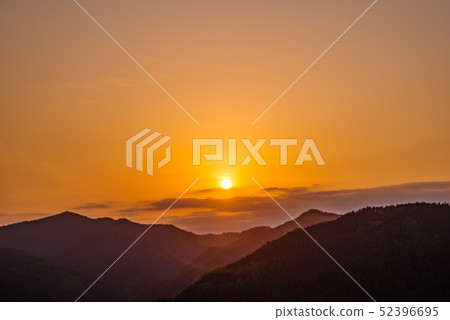 Beautiful sunset sunk in the mountains [shooting from Sakurayama Park, Fujioka City, Gunma Prefecture] 52396695