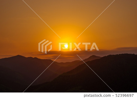 美麗的夕陽在山中沉沒[從群馬縣藤岡市櫻山公園拍攝] 52396697