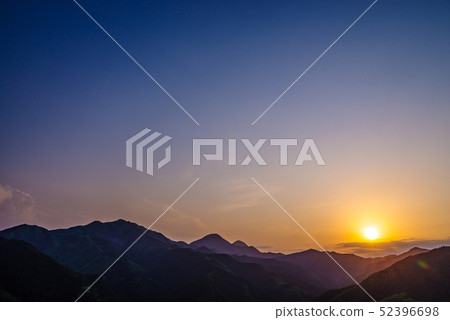 Beautiful sunset sunk in the mountains [shooting from Sakurayama Park, Fujioka City, Gunma Prefecture] 52396698