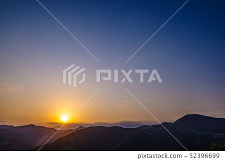 Beautiful sunset sunk in the mountains [shooting from Sakurayama Park, Fujioka City, Gunma Prefecture] 52396699