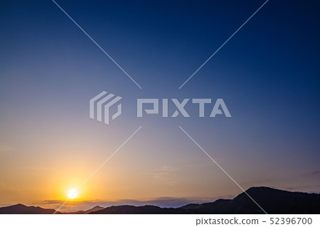 Beautiful sunset sunk in the mountains [shooting from Sakurayama Park, Fujioka City, Gunma Prefecture] 52396700