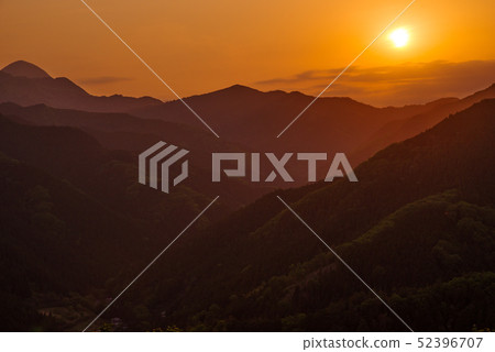 Beautiful sunset sunk in the mountains [shooting from Sakurayama Park, Fujioka City, Gunma Prefecture] 52396707