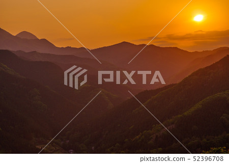 Beautiful sunset sunk in the mountains [shooting from Sakurayama Park, Fujioka City, Gunma Prefecture] 52396708