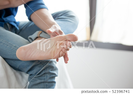 man with athlete foot 52396741