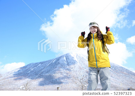 享受冬季休閒的女人 享受冬季休閒的女人 52397323
