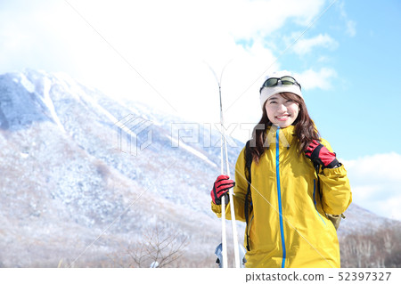 享受冬季休閒的女人 享受冬季休閒的女人 52397327