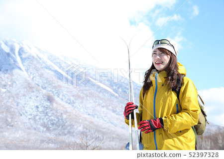 享受冬季休閒的女人 享受冬季休閒的女人 52397328