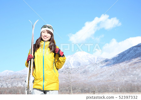 享受冬季休閒的女人 享受冬季休閒的女人 52397332