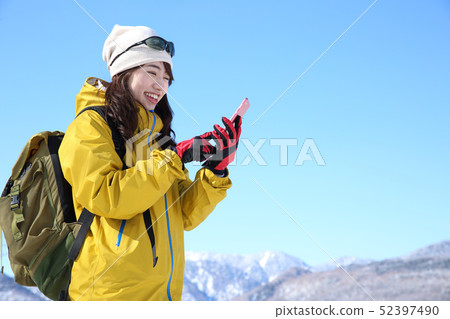 享受冬季休閒的女人 享受冬季休閒的女人 52397490