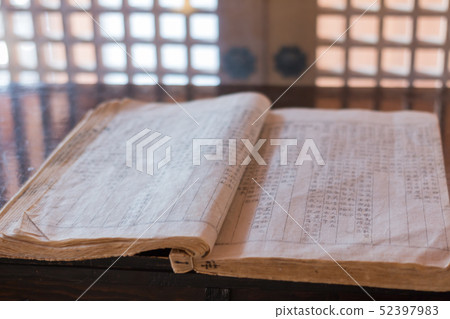 在書桌上的古老書 在書桌上的古老書 52397983