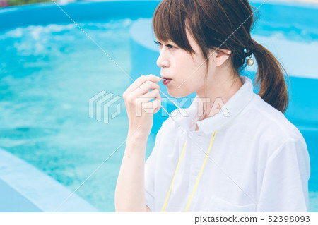 Pool guard woman 52398093