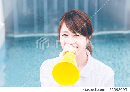 Pool guard woman 52398095