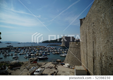 亞得里亞海的老珠 - 杜布羅夫尼克城牆和舊港的舊城區 52398150