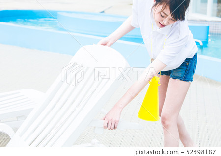 Pool guard woman 52398187