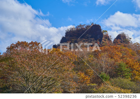 秋天在群馬縣榛名湖附近的榛園路附近的Yusuke路看到Sulsu岩石的方向（縣道33號） 52398236