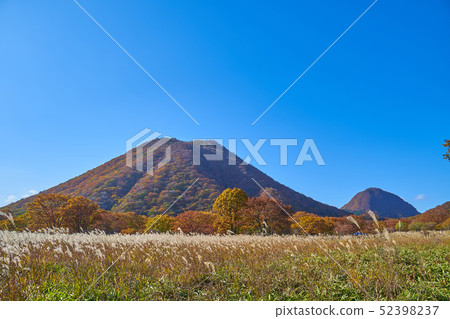 秋天在群馬縣榛名湖的榛名湖旋律線（縣道33號）附近看Haruna Fuji和Mt. Hahatagatake 52398237